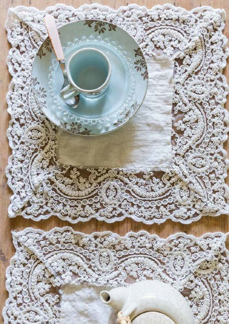 Deckchen mit korinthischem Rahmen