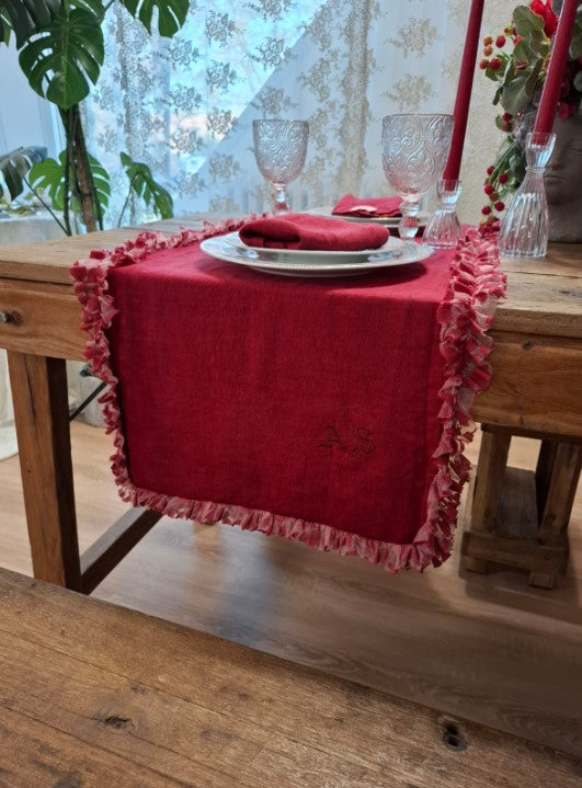 Chic Mosto Runner with embroidered initials