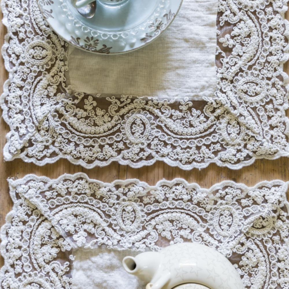 Deckchen mit korinthischem Rahmen