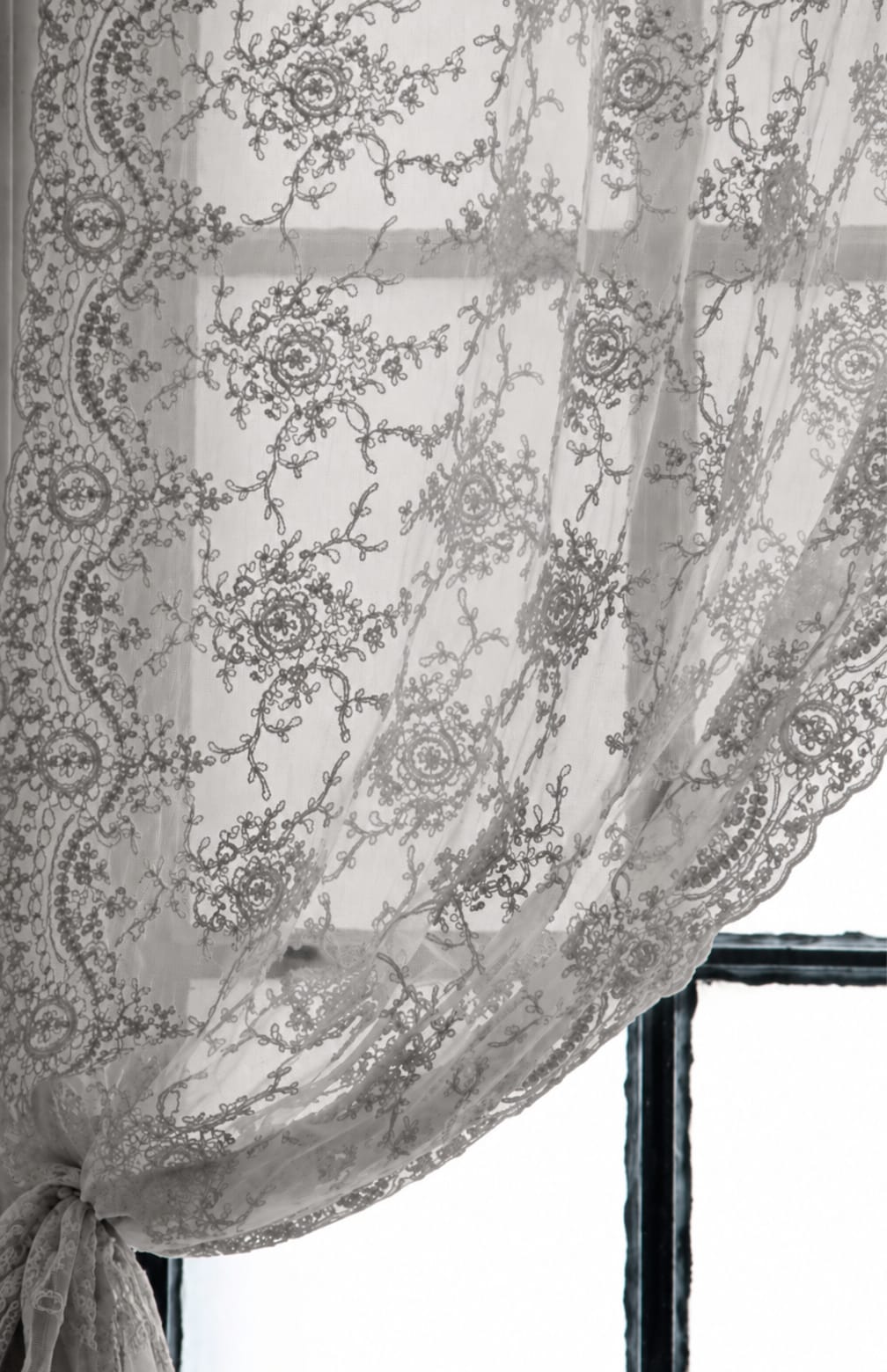 Corinthian curtain with lace loop