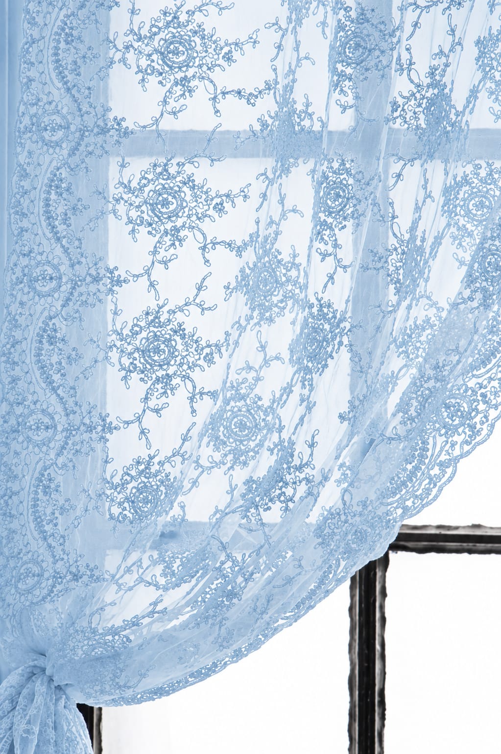 Corinthian curtain with lace loop
