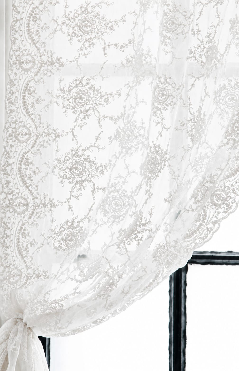 Corinthian curtain with lace loop