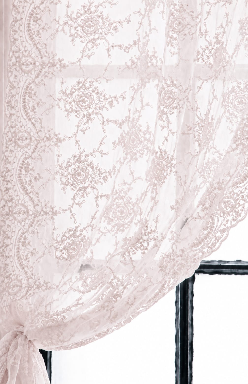 Corinthian curtain with lace loop
