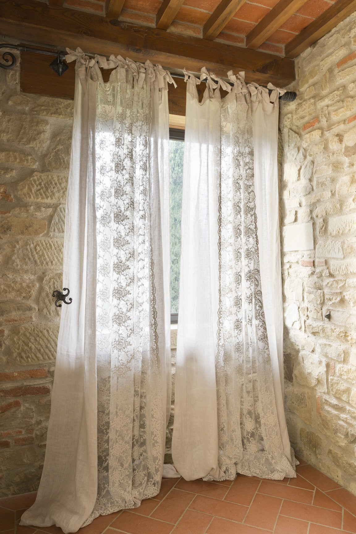 Central Corinthian Inlay Curtain