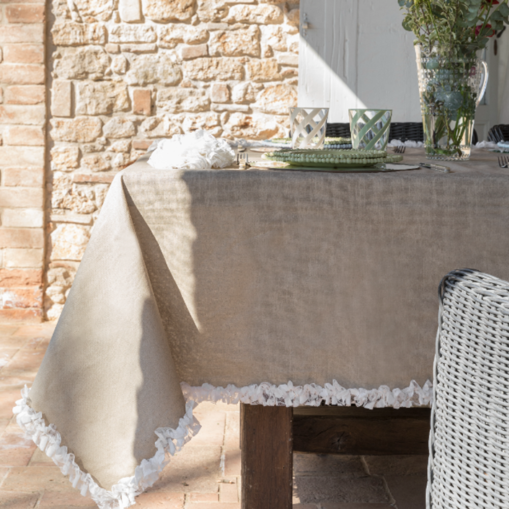 Stain-resistant tablecloth in pure Chic waxed linen