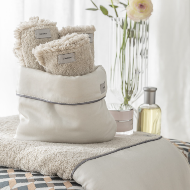 Sacchettino soffice in raso Luxor e tris lavette spugna