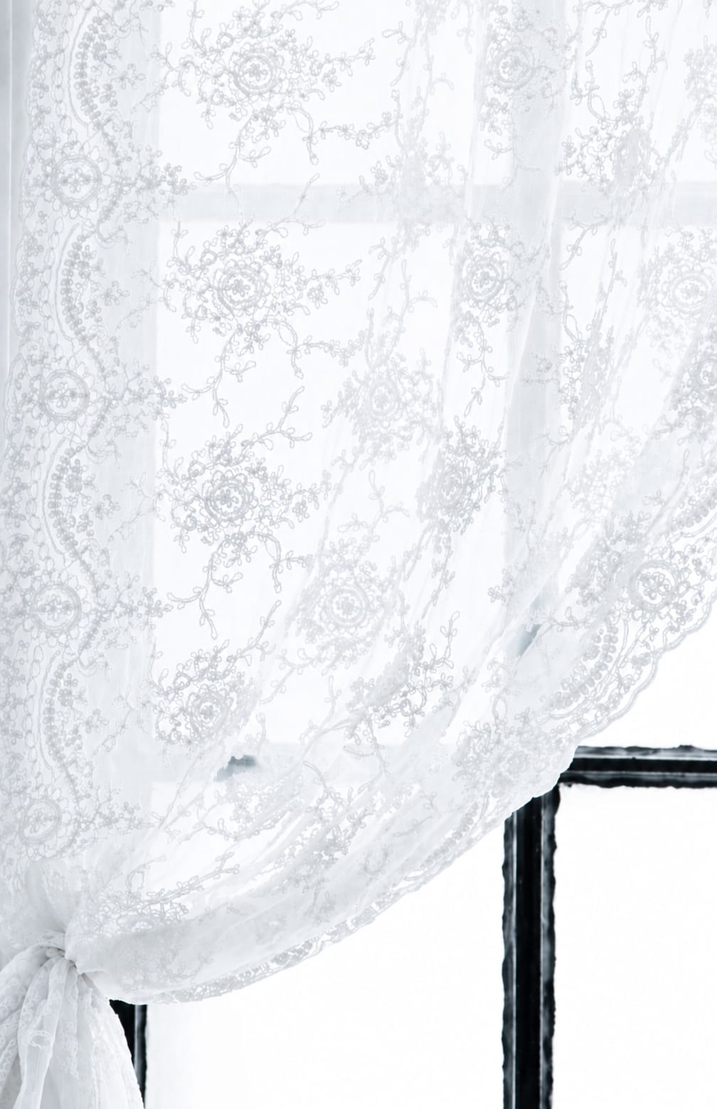 Corinthian curtain with lace loop