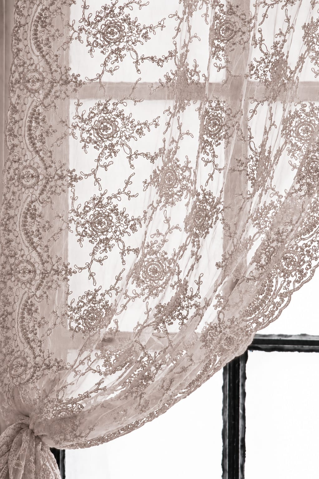 Corinthian curtain with lace loop
