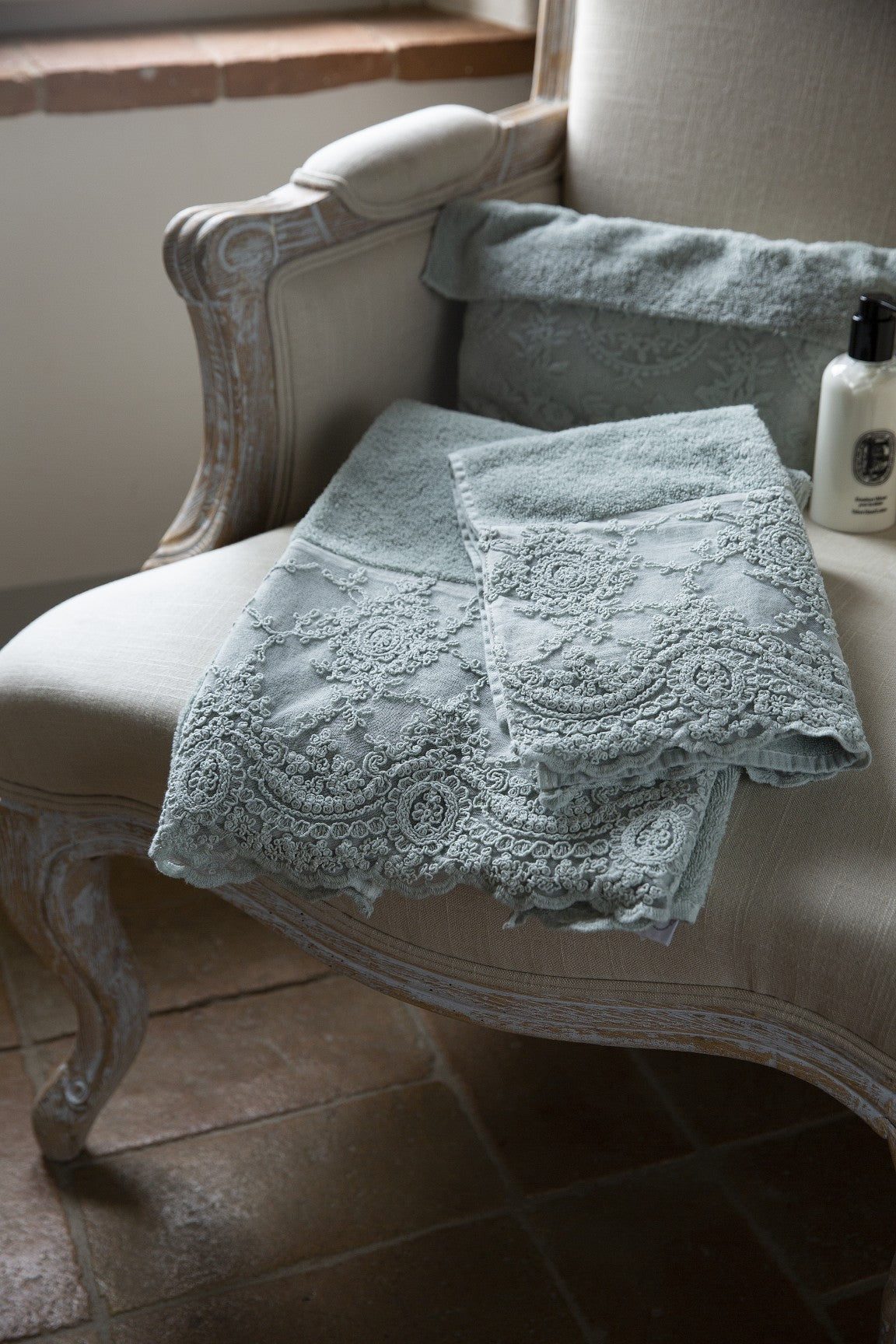 Corinthian towel pair